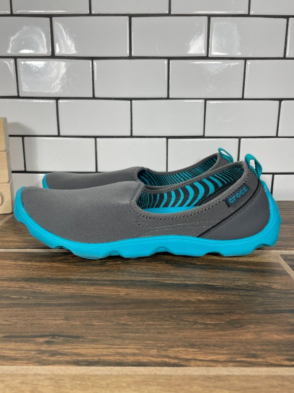 CROCS Duet Busy Day Skimmer Shoes Womens Size 8 Gray Turquoise Slip On Flat